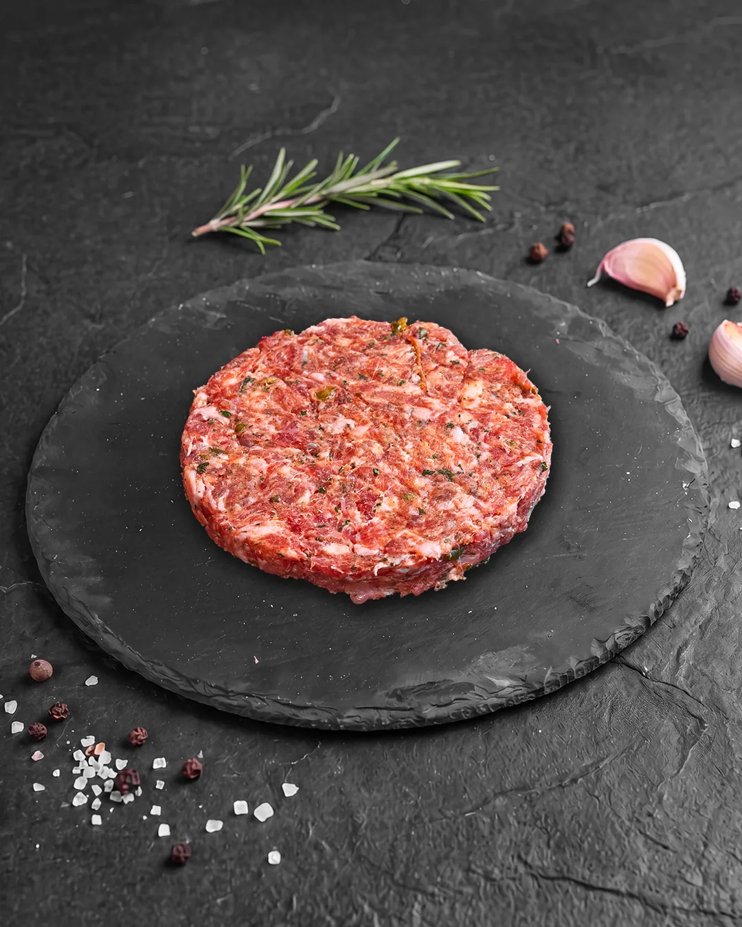 Hamburguesa de cerdo con jalapeños de Cárnicas Dani sobre tabla de pizarra