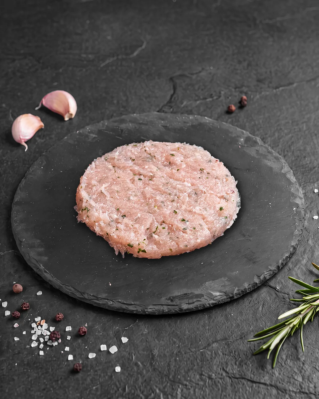 Hamburguesa de pollo artesana de Cárnicas Dani sobre tabla de pizarra